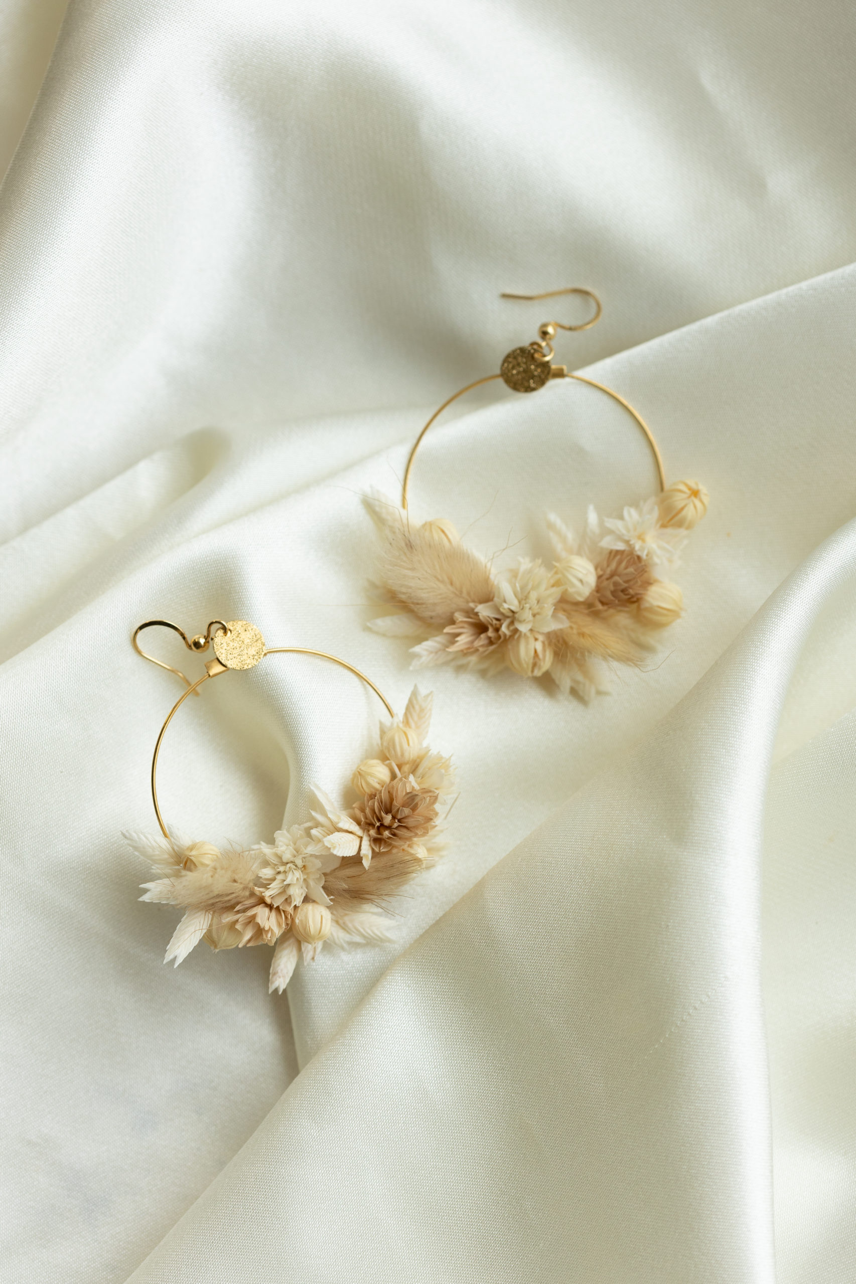 Boucles d'oreilles en fleurs séchées mariage bohème crème - Le Dahlia Noir
